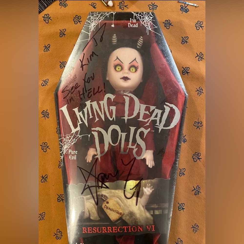 MEZCO LIVING DEAD DOLLS RESURRECTION VI DEMONIQUE SEALED and SIGNED, COLLECTABLE